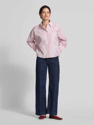 Modelka kobieca nosi Wide Leg Jeans mit Bügelfalten Modell 'Miva Authentic' od OPUS z czystej bawełny, szerokie nogawki, zaprasowane fałdy, naszywane kieszenie, szerokość w rozmiarze 36/32: 36 cm, długość nogawki wewnętrzna: 76 cm, widok całej sylwetki z przodu.