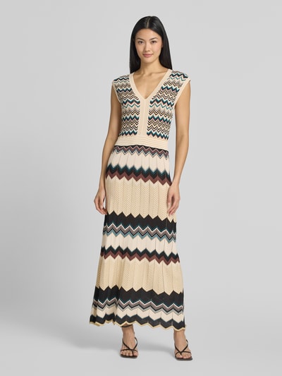 Vrouwenmodel draagt Slim Fit maxi-jurk uit viscosemix in tricotlook van zero in crème, zwart en multicolor, V-hals, mouwloos design, ruglengte maat 36: 140 cm, borstwijdte maat 36: 39 cm. Vooraanzicht volledige lichaamsopname.