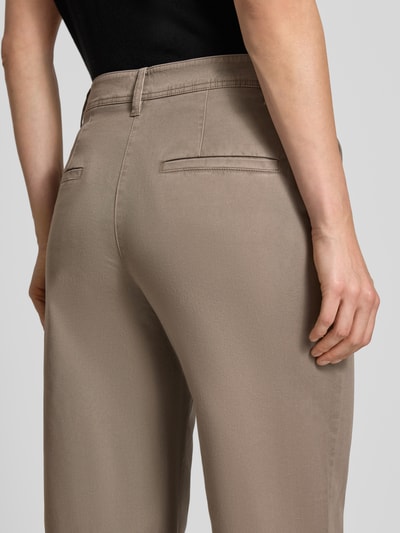 Frauenmodel trägt Regular Fit Chino aus Baumwoll-Lyocell-Mix von Marc O'Polo in Beige, glatte Textur, Detailaufnahme Rückansicht, Damen Chino.