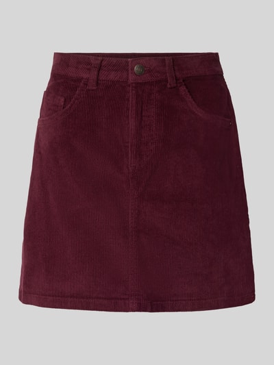 Produktfoto, Minirock aus Baumwoll-Mix in Cord-Optik Modell 'Yolanda' von NOISY MAY®, bordeauxrot, 5-Pocket-Design, texturierte Oberfläche, Knopf- und Reißverschluss, S-Größe Kontext: Elastischer Baumwoll-Mix, körpernahe Passform, Bundweite 39 cm, Gesamtlänge 41 cm