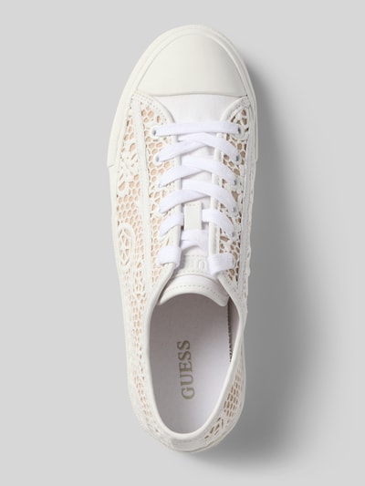Produktfoto, Sneakersy z detalem z logo model 'Carey' od Guess, biały kolor, zaokrąglony krój, profilowana podeszwa, wysokość obcasa 3 cm, wysokość cholewki 6 cm, szerokość w rozmiarze 40: 9 cm, cholewka z siateczkowymi i gładkimi teksturami.