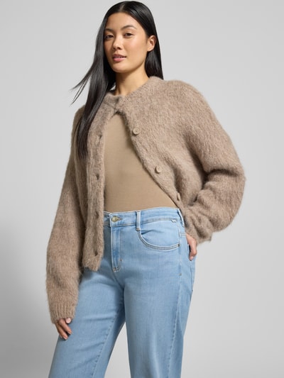 Frauenmodel trägt Flared Jeans mit elastischem Bund Modell 'MAINE' von Brax aus Baumwoll-Mix mit Stretch-Anteil, Flared-Cut, hellblau, Ganzkörperansicht von vorne.