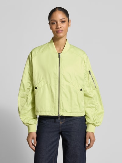 Kobiece model prezentuje Boxy Fit Jacke mit Zweiwege-Reißverschluss Modell 'JODY' od Beaumont Amsterdam, jasnozielony kolor, stójka, wpuszczane kieszenie z zapięciem na zatrzask, długość tyłu w rozmiarze 36: 54 cm, szerokość ramion w rozmiarze 36: 42 cm, szerokość klatki piersiowej w rozmiarze 36: 51 cm, długość rękawów w rozmiarze 36: 67 cm, pełny przód.