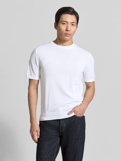 Männermodel trägt Strickshirt mit Rundhalsausschnitt von MARKUP in Weiß, Regular Fit, glatte Textur, Ganzkörperansicht von vorne.