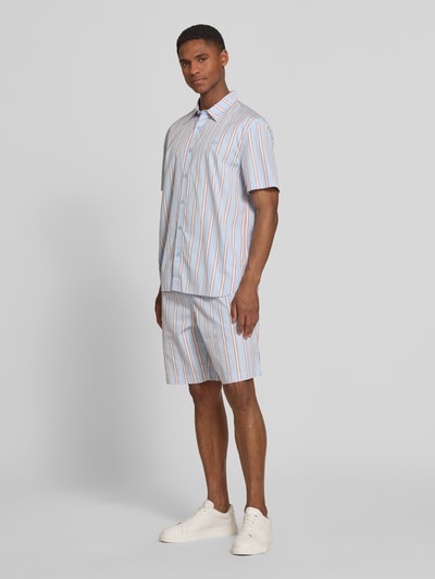 Męski model nosi Regular Fit Freizeithemd aus reiner Baumwolle od Lacoste, wielokolorowe, paski, logo, bawełna, krój regular fit, widok całej sylwetki z przodu.