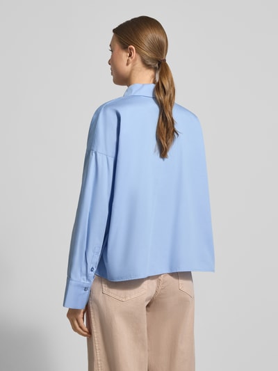 Frauenmodel trägt Hemdbluse mit verdeckter Knopfleiste Modell 'Fundra' von OPUS aus reiner Baumwolle, lockerer Schnitt, Ganzkörperansicht Rückansicht.