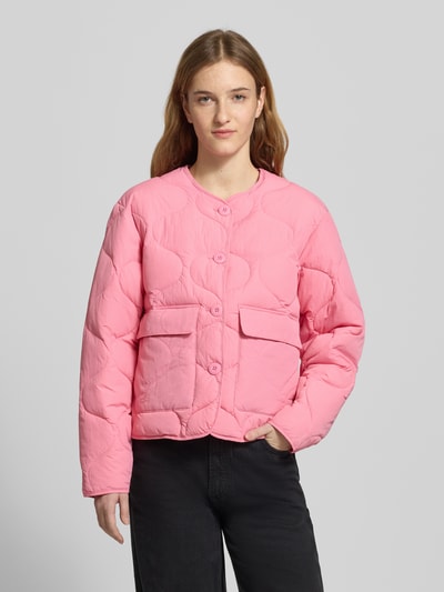 Modelka damska ma na sobie różową Steppjacke mit Knopfleiste Modell 'HOPE' od JJXX, krój regular fit, okrągły dekolt, kieszenie z patką, długość tyłu w rozmiarze S: 56 cm, szerokość w rozmiarze S: 51 cm, szerokość ramion w rozmiarze S: 45 cm, długość rękawa w rozmiarze S: 56 cm, widok całej sylwetki z przodu.