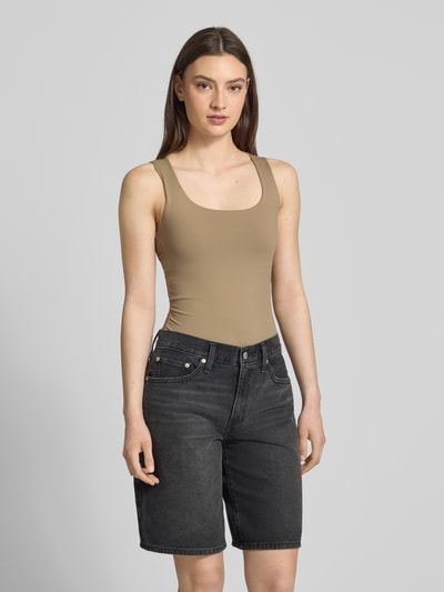 Frauenmodel trägt Slim Fit Tank Top mit U-Ausschnitt Modell 'LULA' von Pieces in Uni-Optik und breiten Trägern, Nahaufnahme Oberkörper.
