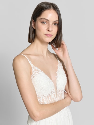 Kobiece modelka nosi Maxikleid aus Chiffon mit Stitchings und Gehschlitz od Luxuar z szyfonu, hafty, taliowany krój, głęboki dekolt w serek, rozporek, długość tyłu w rozmiarze 36: 128 cm, szerokość klatki piersiowej w rozmiarze 36: 33 cm, zbliżenie na górną część ciała.