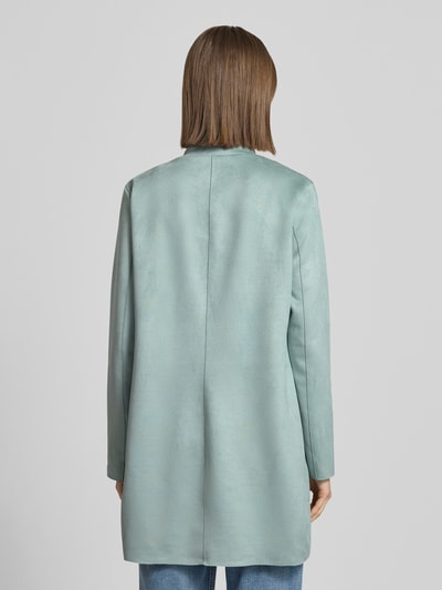 Frauenmodel trägt Regular Fit Jacke in Lederoptik Modell 'SOHO' von Only, Optik: Unifarben, Reverskragen, Langarm, seitliche Eingrifftaschen, Ganzkörperansicht Rückansicht.
