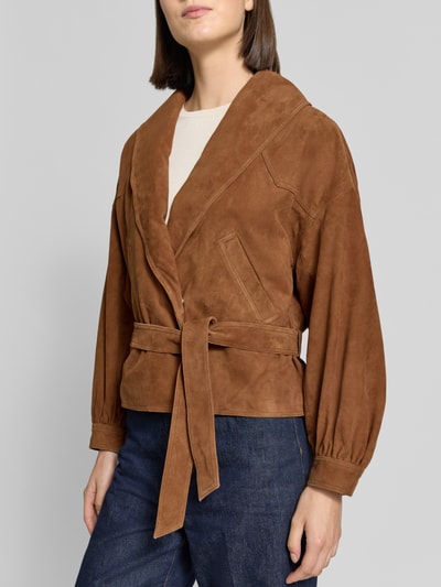 Kobiece modelka nosi brązową kurtkę Regular Fit z efektem materiału skóropodobnego, szalowym kołnierzem i wpuszczanymi kieszeniami, Regular Fit Jacke in -Optik Model 'MANON' od ba&sh, widok na górną część ciała z przodu.