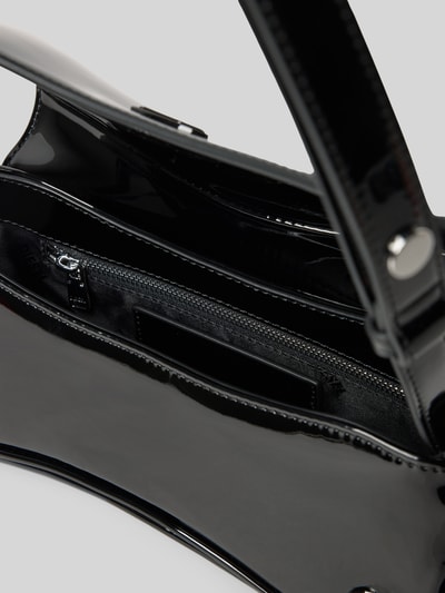 Produktfoto, Shoulder Bag mit Überschlag von Diesel aus glänzend schwarzem Material, sichtbares Reißverschlussfach im Hauptfach, glatte Textur