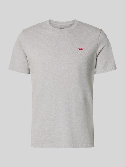 Produktfoto, T-Shirt mit Label-Detail von Levi's®, graue Farbe, reine Baumwolle, Regular-Fit, gerippter Rundhalsausschnitt, Rückenlänge 69 cm bei Größe M.