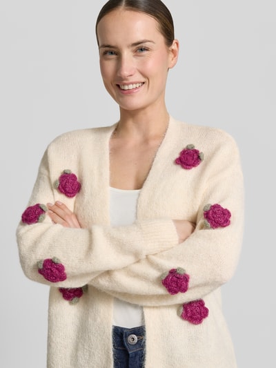 Frauenmodel trägt Cradigan mit floralen Applikationen und offener Front von Zero, Gerader-Schnitt, cremefarben, florale Akzente, Nahaufnahme Oberkörper.