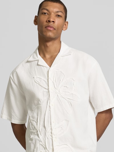 Männermodel trägt Regular Fit Freizeithemd aus Bio-Baumwolle von JAKE*S STUDIO MEN, weiß, strukturierte Oberfläche, Reverskragen, Knopfleiste, Kurzärmelig, Nahaufnahme Oberkörper.