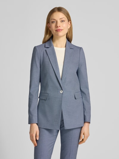 Frauenmodel trägt Regular Fit Balzer mit Viskose-Anteil von comma in Hellblau, Reverskragen, Pattentaschen, Knopfverschluss, Nahaufnahme Oberkörper.