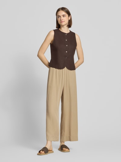 Vrouwenmodel draagt Weite Hose aus Lyocell van Marc O'Polo Denim in look: effen, regular fit, wide leg, mid waist, labelpatch, elastische boord, zij-steekzakken, materiaal: lyocell, Ganzkörperansicht van voren.