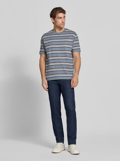 Männermodel trägt Regular Fit Jeans aus mix van katoen en kasjmier Modell 'Cadiz' van Brax, heren straight jeans, ganzlichaamsbeeld van voren.