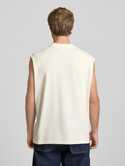 Männermodel trägt Tanktop mit Logo-Print von REVIEW in Weiß, reine Baumwolle, gerader Schnitt, Rückenansicht, Ganzkörperansicht Rückansicht.