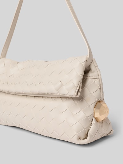 Produktfoto, Shoulder Bag in Leder-Optik Modell 'Pochette' von Liu Jo White in Beige, Flechtmuster, Überschlag, goldener Verschluss, strukturierte Oberfläche