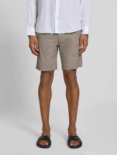 Männermodel trägt Regular Fit Chinoshorts aus Baumwoll-Leinen-Mix Modell 'BRODY' von SELECTED HOMME, unifarben, Nahaufnahme Oberschenkel.
