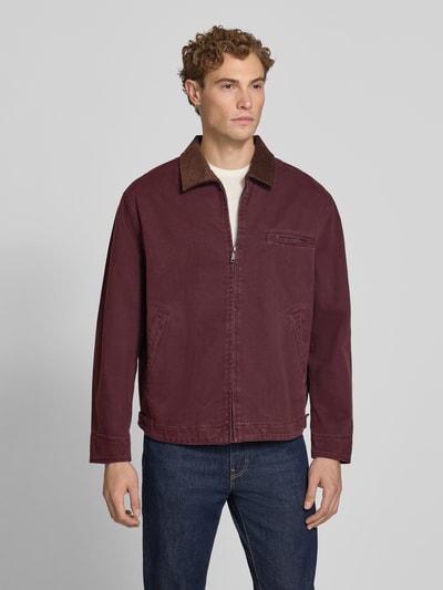 Männermodel trägt Regular Fit Jacke aus reiner Baumwolle von MCNEAL in Dunkelrot mit Cord-Umlegekragen, Ganzkörperansicht von vorne.