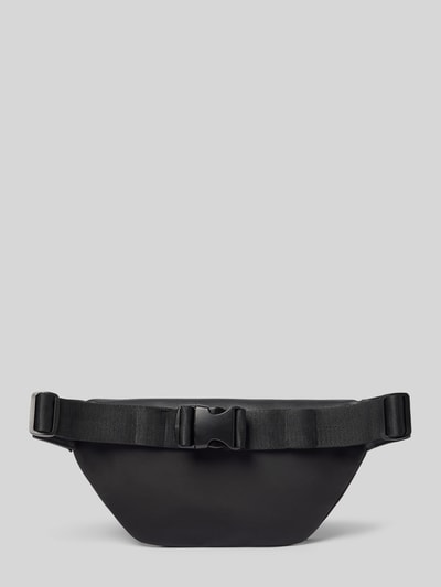 Produktfoto, Bauchtasche mit Reißverschluss von Antony Morato in Schwarz, rechteckige Form, glatte Leder-Optik, sichtbarer Label-Patch.