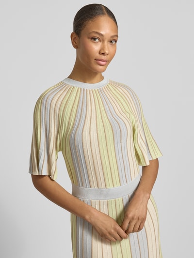 Frauenmodel trägt Tailliertes Strickkleid aus Viskose-Mix von s.Oliver BLACK LABEL, mehrfarbig gestreift, kurzer Ärmel, Nahaufnahme Oberkörper.