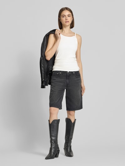 Frauenmodel trägt Trägertop mit Knotendetail Modell 'KIA' von Topshop aus Baumwoll-Elasthan-Mix, Slim Fit, in Weiß, Ganzkörperansicht von vorne.