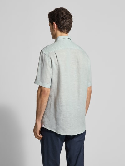 Männermodel trägt Regular Fit Freizeithemd aus Leinen von Christian Berg Men in hellem Blau, reine Leinenstruktur, Ganzkörperansicht Rückansicht.