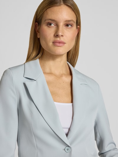 Frauenmodel trägt Regular Fit Blazer mit Pattentaschen Modell 'ISA' von GUIDO MARIA KRETSCHMER WOMAN, Hellblau, glatte Textur, Nahaufnahme Oberkörper.