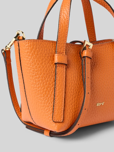 Produktfoto, Handtasche mit Label-Detail Modell 'COSMO' von Abro aus orangefarbenem Leder, Hauptfach mit Reißverschluss, Tragehenkel, abnehmbarer Schulterriemen, strukturierte Oberfläche, Breite 23 cm, Länge 14 cm, Tiefe 10 cm, Länge Schulterriemen 127 cm