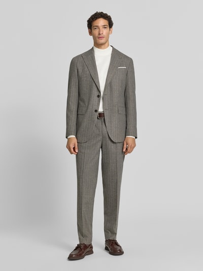 Männermodel trägt Regular Fit Weite Hose aus Woll-Mix mit Viskose-Anteil von JOOP! COLLECTION, dezentes Grau, Ganzkörperansicht von vorne.