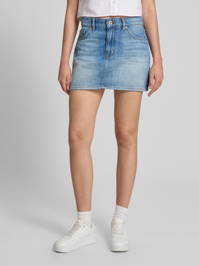 Frauenmodel trägt Straight Fit Mini-Rock aus reiner baumwolle im 5-Pocket-Design Modell 'GALANIE_2_B' von HUGO Blue, helle Jeansoptik, Ganzkörperansicht von vorne.