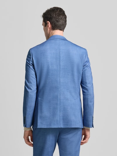 Männermodel trägt Slim Fit Anzug mit 2-Knopf-Sakko von Wilvorst, hellblau, feine Struktur, Materialmix, Ganzkörperansicht Rückansicht.
