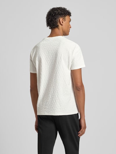 Męski model nosi T-Shirt mit Logo-Muster und Rundhalsausschnitt von ARMANI EXCHANGE, czysta bawełna, krój slim fit, długość tyłu 67 cm, widok całej sylwetki z tyłu