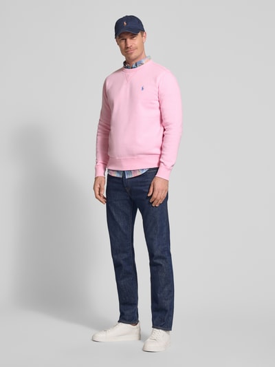 Männermodel trägt Regular Fit Sweatshirt aus katoenmix van Polo Ralph Lauren, look: effen, logodetail, ronde hals, lange mouw, rompzoom geribd, sweat, ganzkörperansicht von vorne