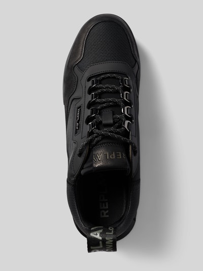 Produktfoto, Sneaker mit Label-Details Modell 'FIELD' von Replay, schwarzer Leder-Mix mit abgerundeter Spitze, Schnürung, Detailaufnahme, Herren Sneaker, Absatzhöhe 4 cm, Schafthöhe 10 cm, Schaftweite 9 cm