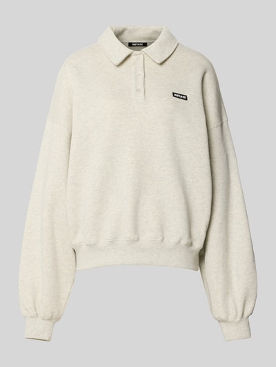 Produktfoto, Oversized Troyer mit Label-Patch von ROTATE in Creme, reine Baumwolle, Troyer-Kragen, elastische Abschlüsse, strukturierte Oberfläche