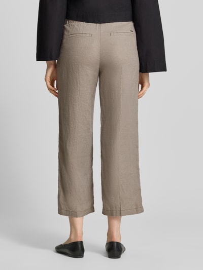 Vrouwenmodel draagt Leinenhose in verkürzter Passform van Christian Berg Woman in lichtbruin, rechte pijpen, verkorte fit, steekzakken, paspelzakken achter, puur linnen, binnenbeenlengte 65 cm, bandwijdte 40 cm bij maat 36, volledige lichaamsaanzicht achteraan.