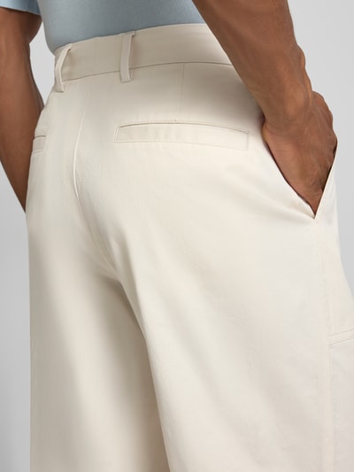 Männermodel trägt Loose Fit wijdte broek aus katoenmix Modell '220' van Selected Homme, heren, detailaufnahme Rückansicht.