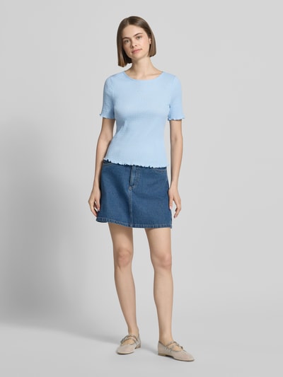 Frauenmodel trägt Damen T-Shirt mit Logo-Stitching Modell 'Lune' von OH APRIL aus reiner Baumwolle, Strukturmuster, Rundhalsausschnitt mit Spitze, Muschelsaum, Körpernaher-Schnitt, Rückenlänge bei Größe S: 50 cm, hellblaue Farbe, Ganzkörperansicht von vorne.