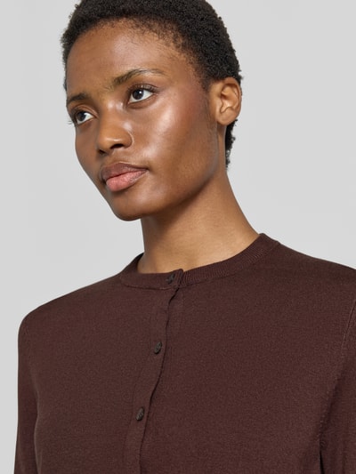 Frauenmodel trägt Regular Fit Strickjacke aus Viskose-Mix von s.Oliver RED LABEL in Dunkelbraun, feine Strickstruktur, Nahaufnahme Oberkörper.