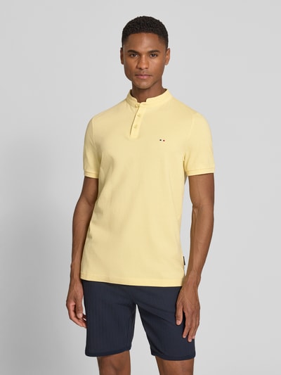 Męski model nosi Slim Fit Poloshirt mit Stehkragen von HECHTER PARIS, czysta bawełna, krój slim fit, krótkie rękawy, żółty, długość tyłu w rozmiarze M: 68 cm, widok całej sylwetki z przodu.