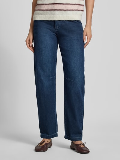 Vrouwenmodel draagt donkerblauwe Barrel Jeans uit mix van katoen van Buena Vista, Dames Barrel Jeans, close-up onderlichaam vooraanzicht