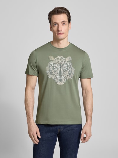 Męski model trägt T-Shirt mit Rundhalsausschnitt von Antony Morato, mieszanka bawełny i elastanu, krój regular fit, motyw, długość tyłu 69 cm w rozmiarze M, widok całej sylwetki z przodu.