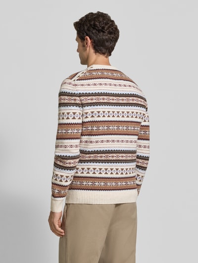 Männermodel trägt Slim Fit Strickpullover aus Baumwoll-Mix mit Rundhalsausschnitt von MCNEAL, Muster in Braun und Beige, Ganzkörperansicht Rückansicht.