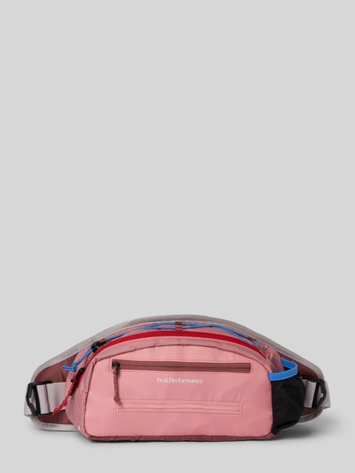 Produktfoto, Bauchtasche mit Label-Detail van Peak Performance in roze, zwart en blauw, hoofdvak met ritssluiting, verstelbare riem, binnenvakken, zijvakken, breedte maat 1: 41 cm, lengte: 18 cm, diepte: 7 cm, bandlengte maat 1: 65 cm.