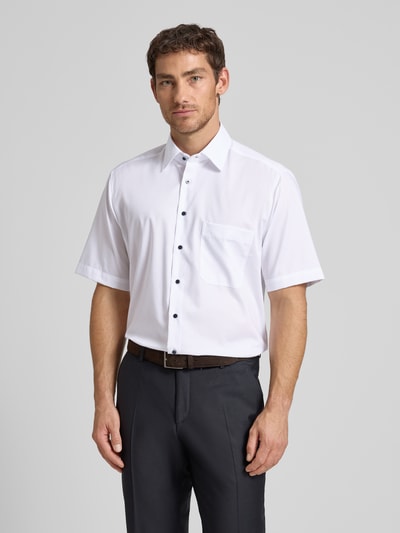 Männermodel trägt Comfort Fit Business-Hemd aus Reine Baumwolle mit Kentkragen von ETERNA in Weiß, 1/2-Arm, Ganzkörperansicht von vorne. Rückenlänge bei Größe 40: 80 cm, Schulterbreite bei Größe 40: 47 cm, Ärmellänge bei Größe 40: 33 cm.