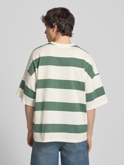 Männermodel trägt T-Shirt mit Streifenmuster Modell 'KAVEH' von Blend, grün-weiß, Baumwolle, Relaxed Fit, Ganzkörperansicht Rückansicht